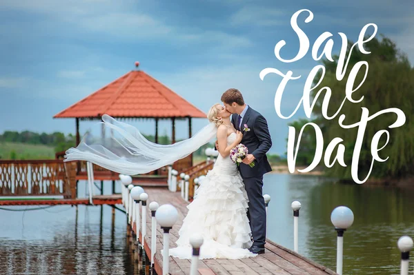 Glückliche Braut und Bräutigam im Schloss am Hochzeitstag Worte retten das Datum — Stockfoto