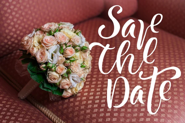 Hermoso ramo de boda de rosas acostado en el sofá palabras guardar los datos —  Fotos de Stock