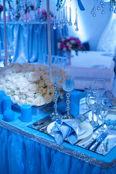 Arredamento per un matrimonio in stile di fiori blu e candele — Foto Stock