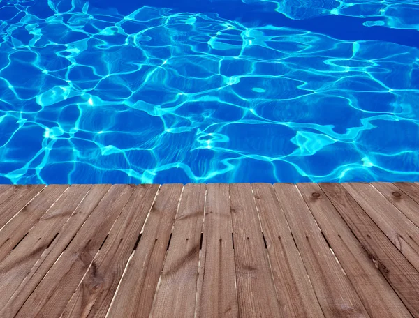 Antiguo suelo de madera y agua azul en la piscina — Foto de Stock