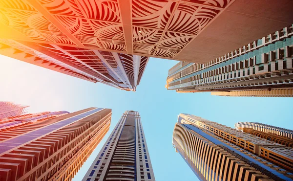 Dubaï, Émirats arabes unis - 30 novembre 2013 : Des gratte-ciel sur fond de ciel à Dubai Marina — Photo