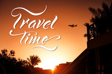 Mısır'daki tropikal resort yukarıda siluet uçak ve seyahat süresi kelime