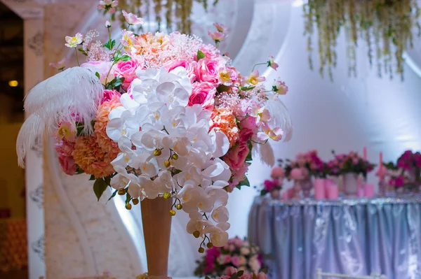 Όμορφης ανθοδέσμης των λουλουδιών στο γαμήλιο τραπέζι σε εστιατόριο — Φωτογραφία Αρχείου