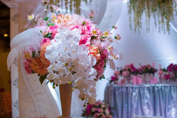 Beautiful bouquet of flowers at the wedding table in a restaurant — Stock Photo, Image