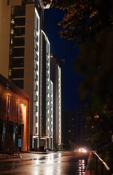 Gece ışıklı ve yüksek binalar ile sokak — Stok fotoğraf
