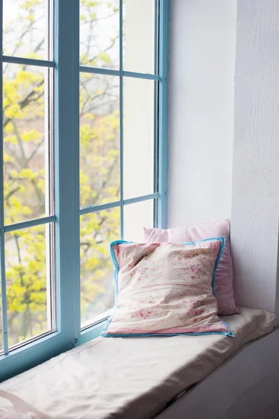 Dos almohadas aireando en el alféizar de la ventana en la habitación — Foto de Stock