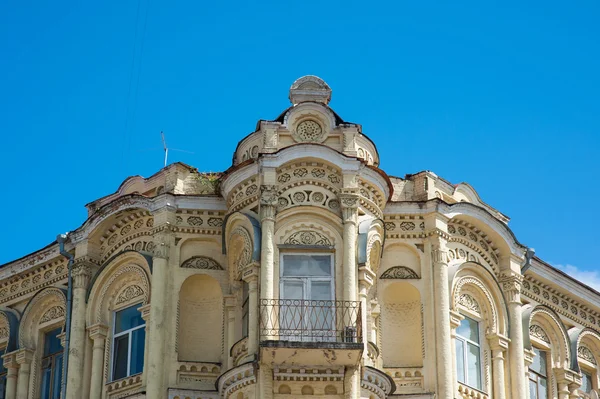 Edifício de arquitetura antiga com janelas em estilo clássico — Fotografia de Stock