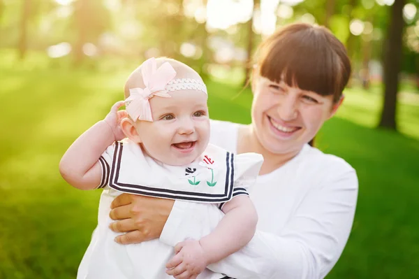 Beau style de vie photo d'été mère et bébé fille marche dans le parc — Photo