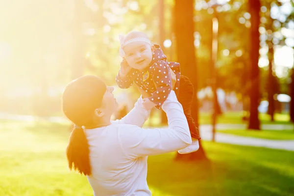 Beau style de vie photo d'été mère et bébé fille marche dans le parc — Photo