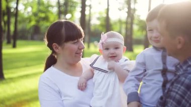 Mutlu genç aile birlikte dışında yeşil yaz parkta vakit