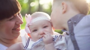 Mutlu genç aile birlikte dışında yeşil yaz parkta vakit