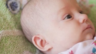 bir yatakta yatarken küçük bebek kız