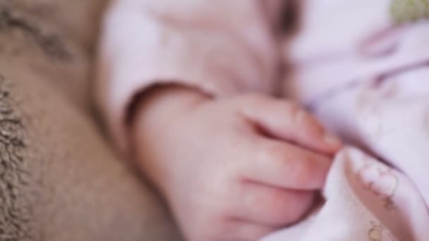 Kis baba lány feküdt egy ágyon — Stock videók