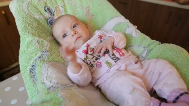 Pequena menina deitada em uma cama — Vídeo de Stock