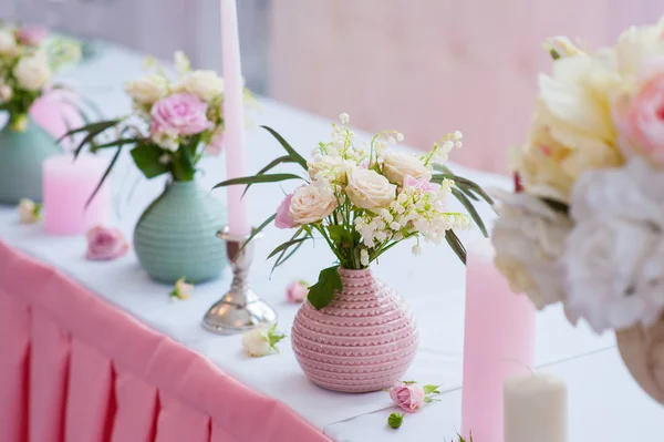 Belas flores em vasos em uma mesa de casamento — Fotografia de Stock