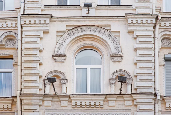 Antiguo edificio de arquitectura con ventanas de estilo clásico — Foto de Stock