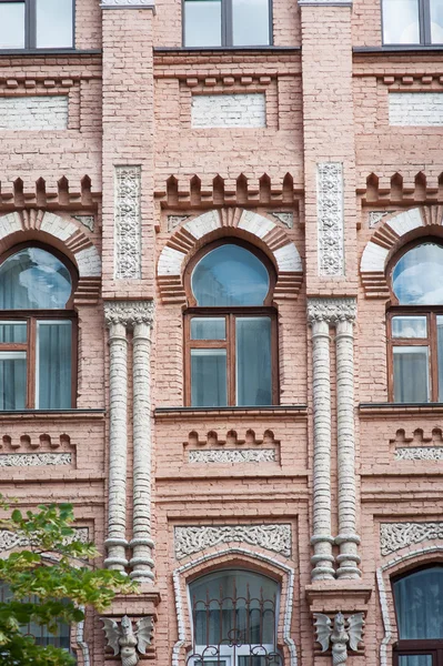 Eeuwenoude architectuur bouwen met windows in klassieke stijl — Stockfoto