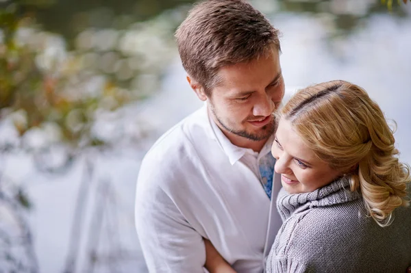 Feliz embarazada y su marido durante el paseo con un hombre cerca del lago —  Fotos de Stock