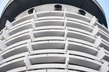Mavi gökyüzü arka plan beyaz turistik otelin düşük açılı görünüş