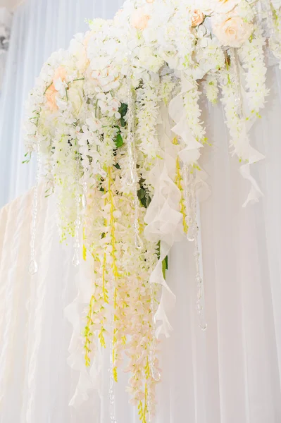 Γαμήλια διακόσμηση λευκό και ροζ λουλούδια — Φωτογραφία Αρχείου