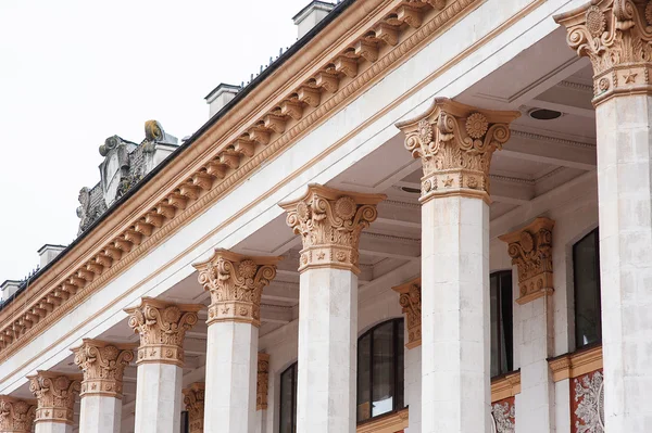 Архітектурні колонки на фасаді будівлі — стокове фото