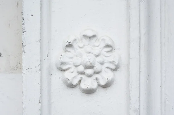 Fresco arquitectónico de la flor en la pared de un edificio — Foto de Stock