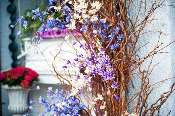 Décoration de mariage de fleurs bleues et violettes sur un fond turquoise clair — Photo