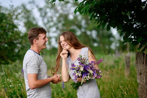 Belo retrato de um casal feliz ao ar livre no prado — Fotografia de Stock
