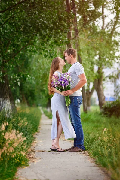 Porträt eines jungen stylischen Mode-Paares im Feld, das sich gegenseitig ansieht — Stockfoto