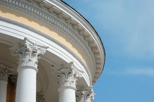 Архітектурні колонки на старовинному історичному фасаді — стокове фото
