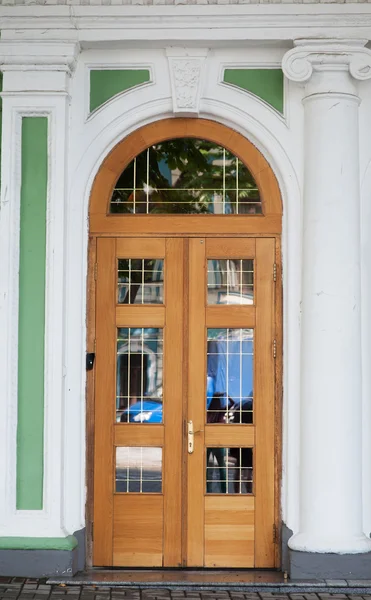 锻铁光栅玻璃窗口华丽染色木材门 — 图库照片