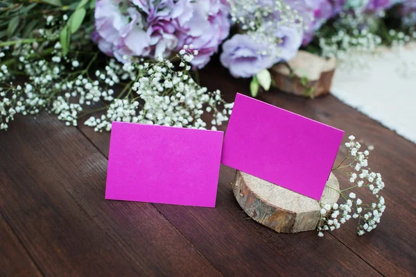 Plato rosa de vacaciones en la mesa con lugar para su texto — Foto de Stock