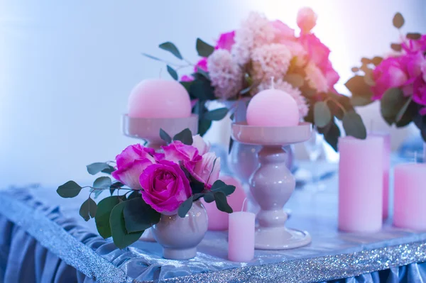 Decoratie van bloemen en kaarsen op de tafel van de bruiloft — Stockfoto