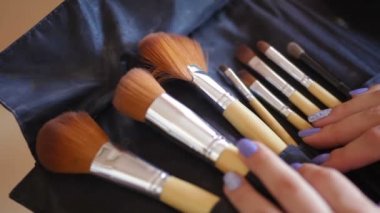 Makyaj fırçaları ve manikür ile eller