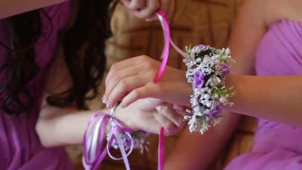Подружки невесты завязали петлицу — стоковое видео