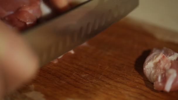 Szef kuchni kroi mięso na drewnianej desce — Wideo stockowe