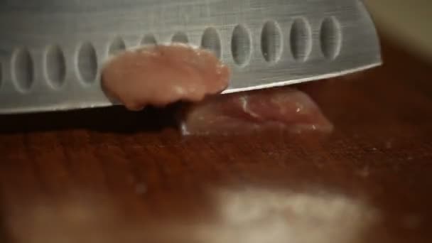 Chef cortando la carne en una tabla de madera — Vídeos de Stock