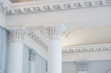 mimari bir cephe sütunlarda