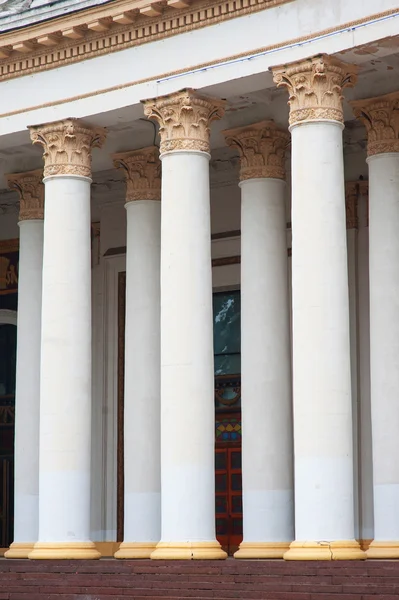Architektonische Säulen an einer Fassade — Stockfoto