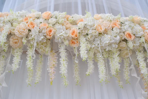 Decoration of flowers for the wedding ceremony — Stock Photo, Image