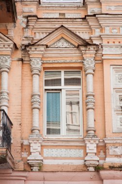 Binada bir eski klasik sütun ile sokakta pencere