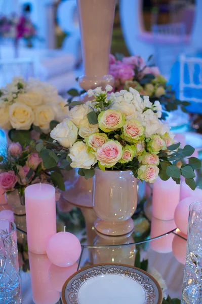 Decoratie van bloemen voor een ceremonie van het huwelijk in het restaurant — Stockfoto