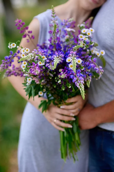 Homme et femme se rencontrent dans le parc avec un bouquet de fleurs — Photo