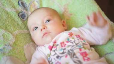 yatakta yatıyordu güzel küçük kız bebek