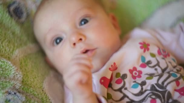 Mooie babymeisje liggend op het bed — Stockvideo