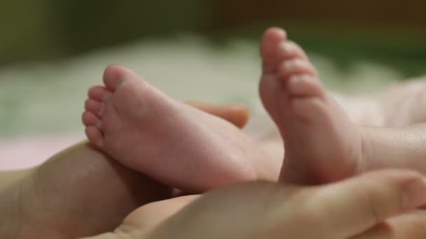 Baby voeten en handen — Stockvideo