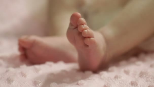 Pieds et mains de bébé — Video