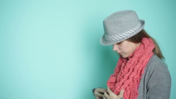 Bella donna con il cappello indossa una sciarpa — Video Stock