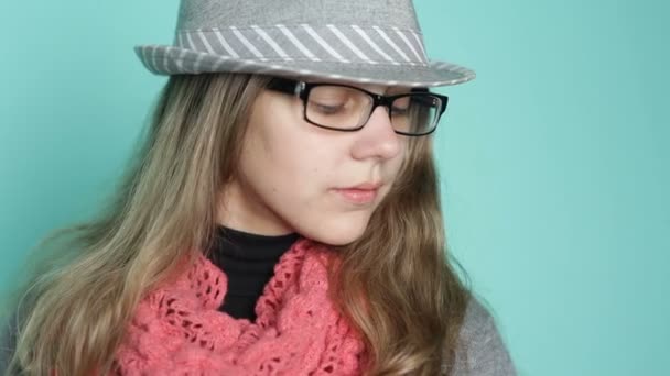 Όμορφη όμορφης κοπέλας σε ένα καπέλο και γυαλιά που παρουσιάζουν — Αρχείο Βίντεο