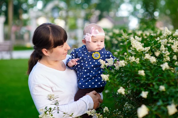 Mamma e figlioletta passeggiando nel parco — Foto Stock